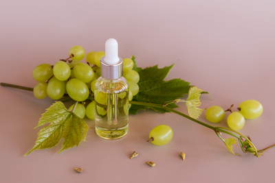 Resveratrol antioxidant serum supporting anti-aging and environmental protection in skincare